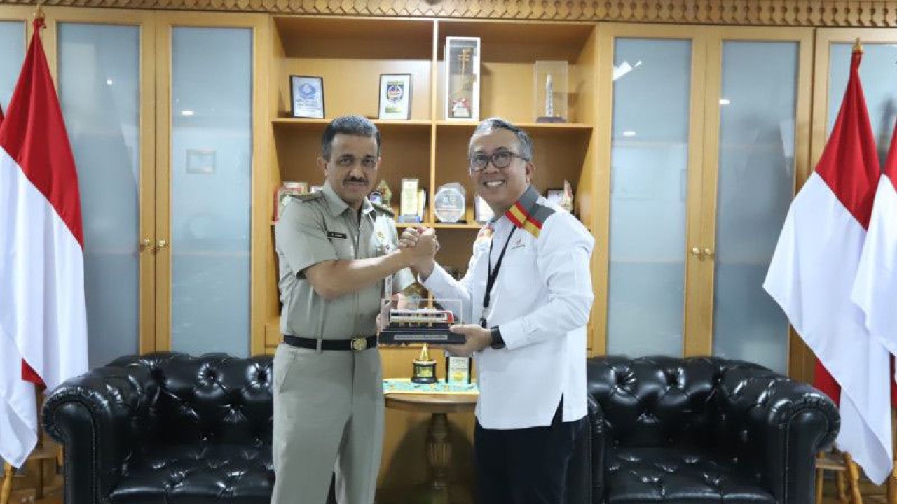 Wali Kota Administrasi Jakarta Timur Muhammad Anwar saat menerima audiensi Direktur Utama Lintas Rel Terpadu (LRT) Jakarta Hendri Saputra di Kantor Wali Kota Jaktim, Cakung, Senin (15/5/2023). ANTARA/HO-Kominfotik Jakarta Timur