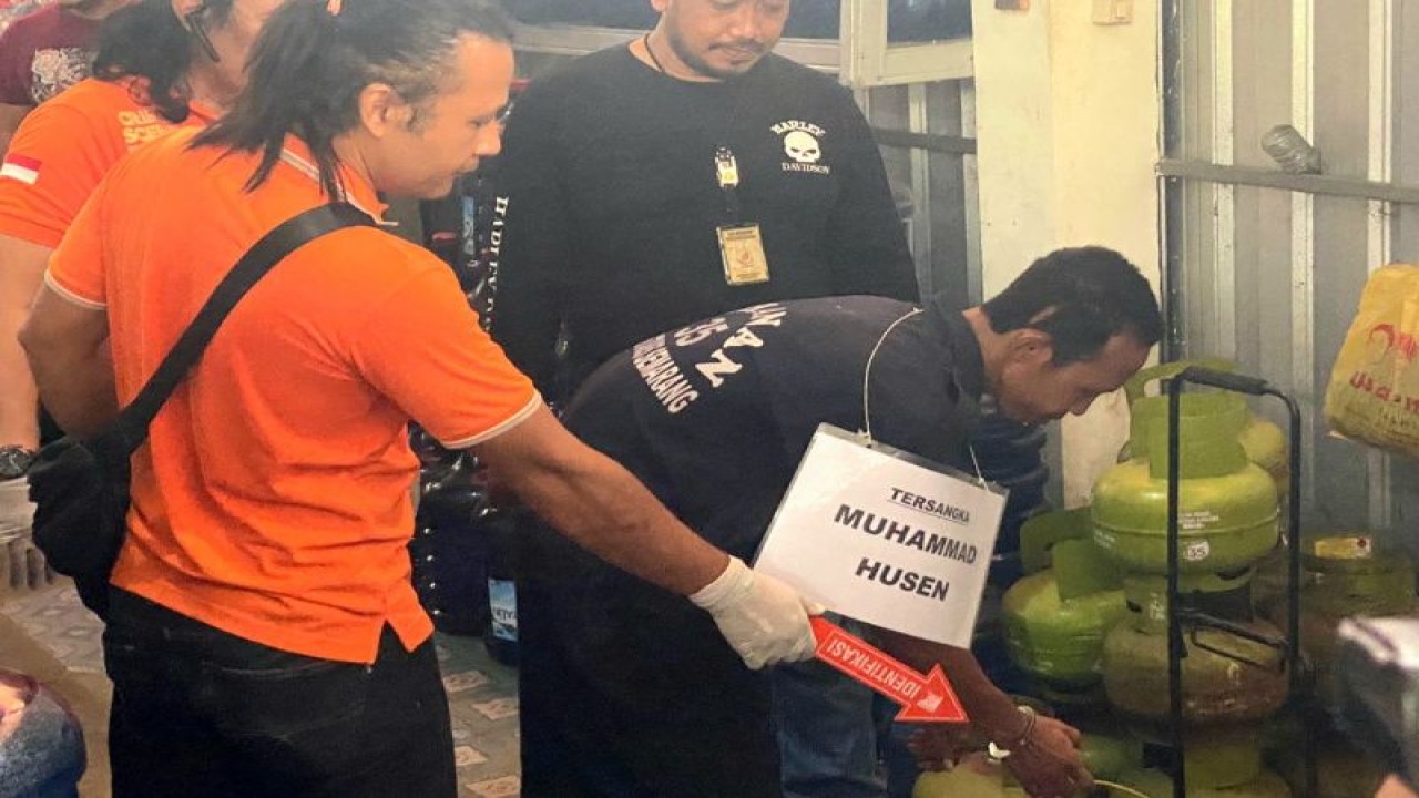 Tersangka pembunuhan mutilasi Muhammad Husen (28) menjalani prarekonstruksi di Semarang, Jawa Tengah, Jumat (12/5/2023). (ANTARA/I.C. Senjaya)