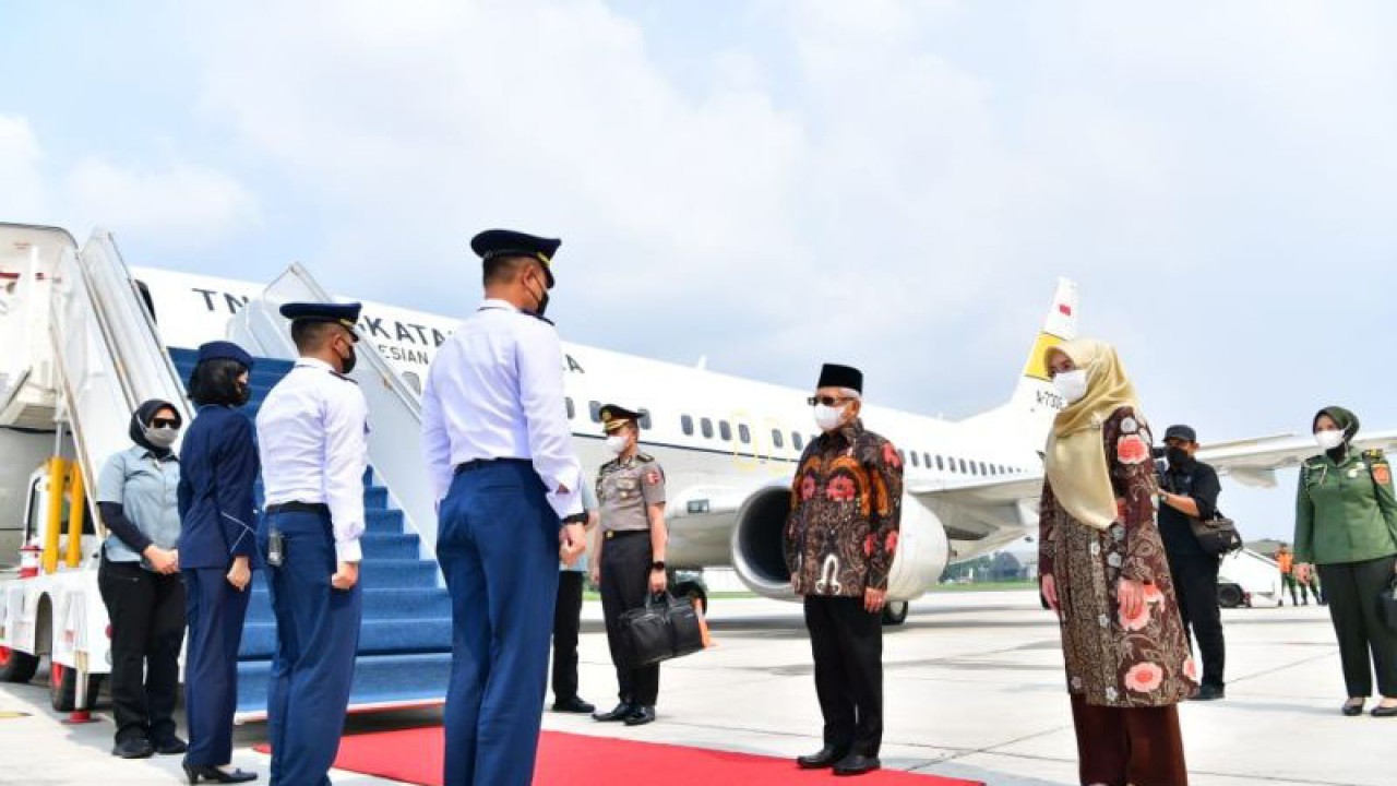 Wakil Presiden Ma'ruf Amin dan Ibu Wury Ma'ruf Amin berangkat menuju provinsi Bengkulu dari Pangkalan Udara TNI AU Halim Perdanakusumah Jakarta pada Rabu (3/5/2023). (ANTARA/BPMI Setwapres)