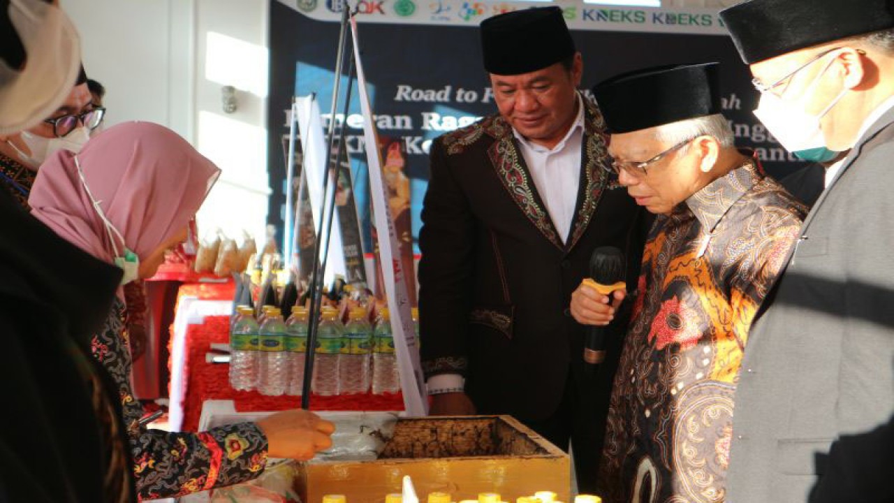 Wakil Presiden Ma'ruf Amin didampingi Wakil Gubernur Bengkulu Rosjonsyah Syahili Sibarani (kiri) dan Gubernur Bengkulu Rohidin Mersyah (kanan) melihat pameran UMKM di Balai Raya Semarak, kota Bengkulu, Rabu (3/5/2023). ANTARA/Desca Lidya Natalia