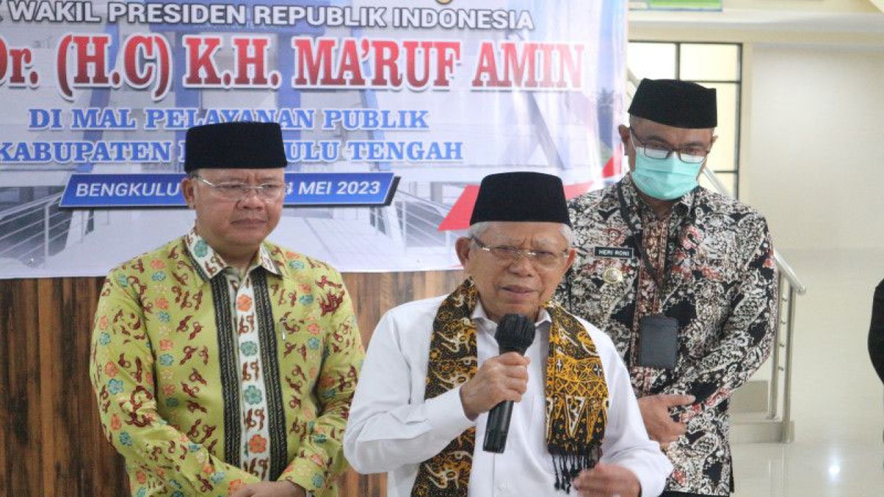 Wakil Presiden Ma'ruf Amin didampingi Gubernur Bengkulu Rohidin Mersyah (kiri) dan Pj. Bupati Bengkulu Tengah Heriyandi Roni (kanan) menyampaikan keterangan kepada wartawan di Mal Pelayanan Publik (MPP) Kabupaten Bengkulu Tengah provinsi Bengkulu pada Kamis (4/5/2023). ANTARA/Desca Lidya Natalia