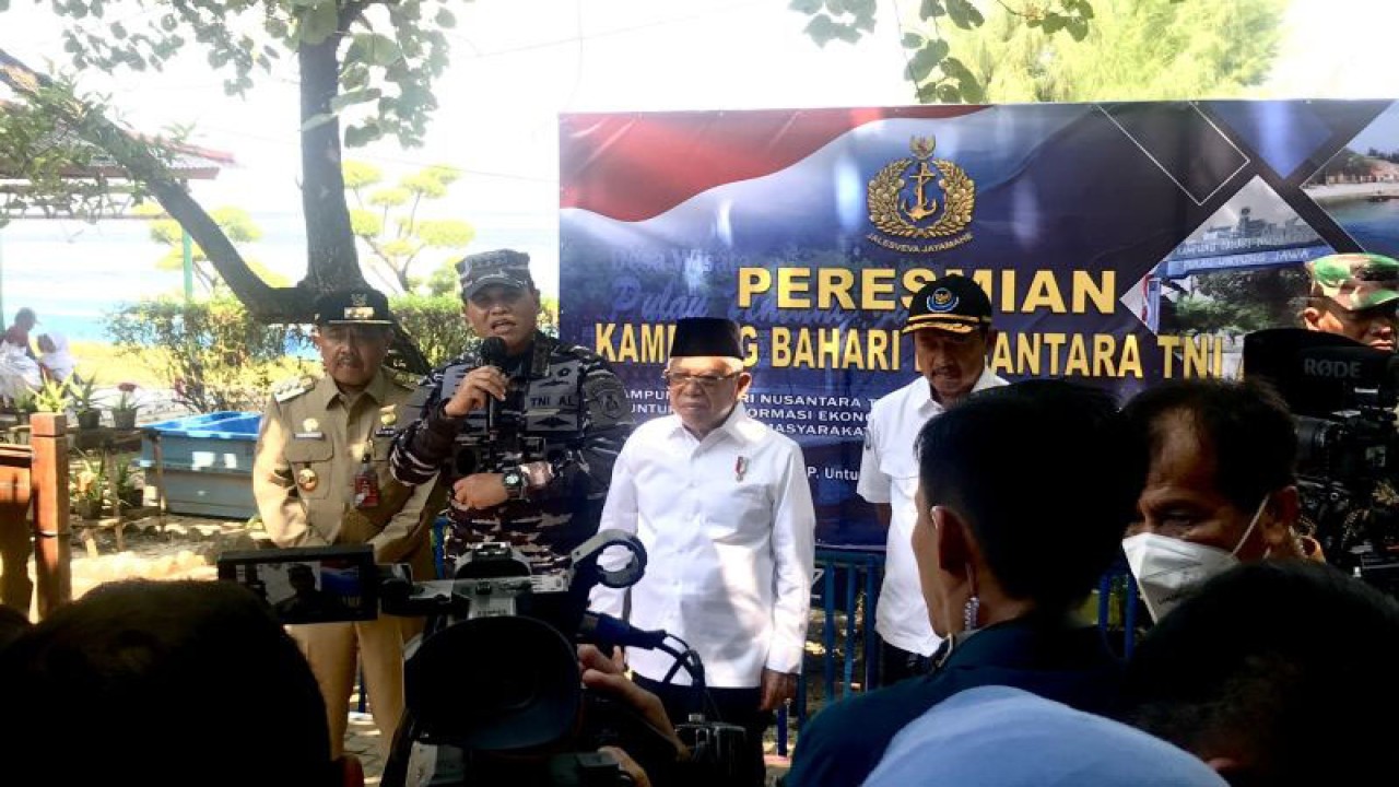 Wakil Presiden RI Ma’ruf Amin (tiga kiri), Kepala Staf TNI Angkatan Laut Laksamana TNI Muhammad Ali (dua kiri), dan Menteri Kelautan dan Perikanan RI Sakti Wahyu Trenggono (empat kiri) memberi keterangan kepada media selepas meresmikan Kampung Bahari Nusantara di Pulau Untung Jawa, Kepulauan Seribu, Jakarta, Senin (15/5/2023). ANTARA/Genta Tenri Mawangi
