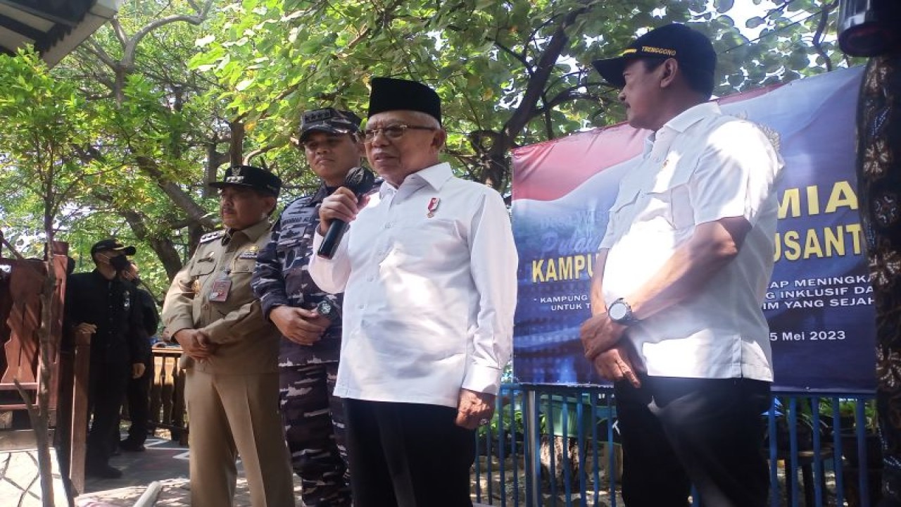 Wakil Presiden Ma'ruf Amin memberikan keterangan kepada wartawan di sela kunjungan kerja di Pulau Untung Jawa, Kepulauan Seribu, Senin (15/5/2023). ANTARA/Rangga Pandu Asmara Jingga