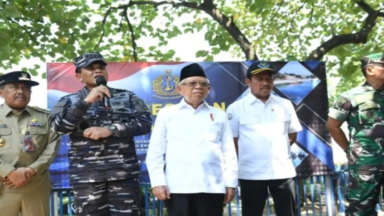 Bupati Kepulauan Seribu Junaedi (kiri) bersama Wakil Presiden Ma'ruf Amin (tengah) dan Kepala Staf Angkatan Laut Laksamana TNI Muhammad Ali (kedua kiri) menghadiri peresmian Kampung Bahari Nusantara di Pulau Untung Jawa, Kepulauan Seribu Selatan, Senin (15/5/2023). ANTARA/HO-Kominfotik Kepulauan Seribu
