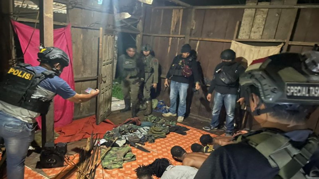 Arsip Foto: Anggota Satgas Damai Cartenz 2023 dan Polres Yahukimo melakukan penggerebekan di salah satu rumah yang diduga  tempat persembunyian kelompok kriminal bersenjata (KKB), Kamis (4/5/2023). (ANTARA/HO-Divisi Humas Polri)
