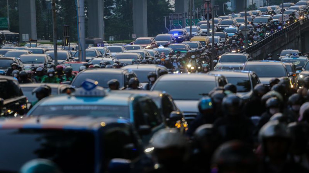 Sejumlah kendaraan terjebak kemacetan pada jam pulang kerja di Jalan Gatot Subroto, Jakarta, Selasa (9/5/2023). Pemerintah Provinsi DKI Jakarta masih mengkaji rencana perubahan jam kerja di DKI Jakarta yakni masuk pada jam 08.00 WIB dan 10.00 WIB dengan harapan dapat mengurangi kemacetan hingga 50 persen. ANTARA FOTO/Fauzan/YU