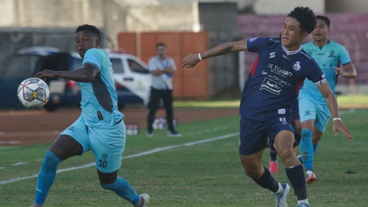 Pesepak bola Madura United Hugo Gomes (kiri) berebut bola dengan pesepak bola Arema FC Renshi (kanan) saat laga BRI Liga 1 di Stadion Sultan Agung, Bantul, D.I Yogyakarta, Selasa (20/12/2022). ANTARA FOTO/Andreas Fitri Atmoko/aww