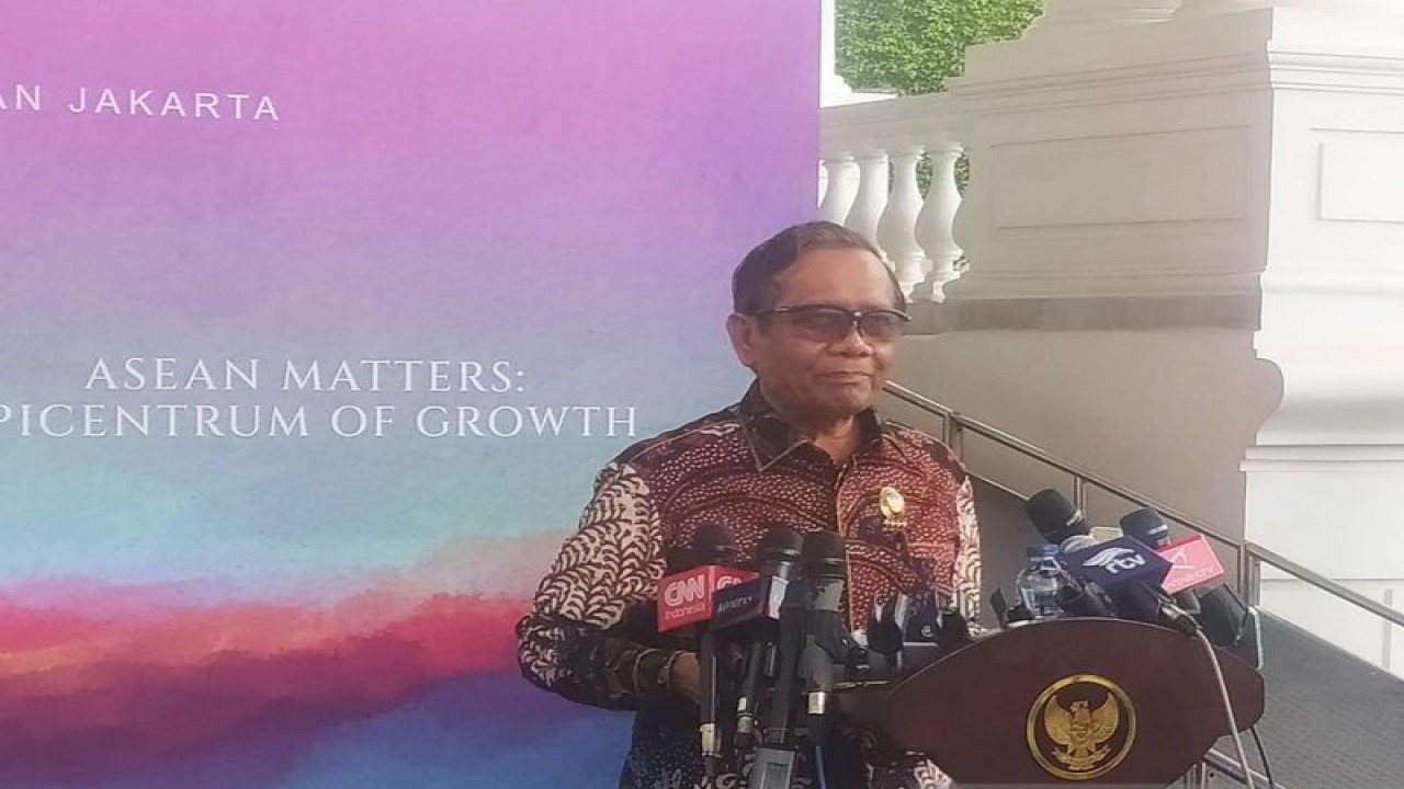Menteri Koordinator Bidang Politik, Hukum dan Keamanan Mahfud MD di lingkungan Istana Kepresidenan, Jakarta, Selasa (2/5/2023). ANTARA/Indra Arief Pribadi