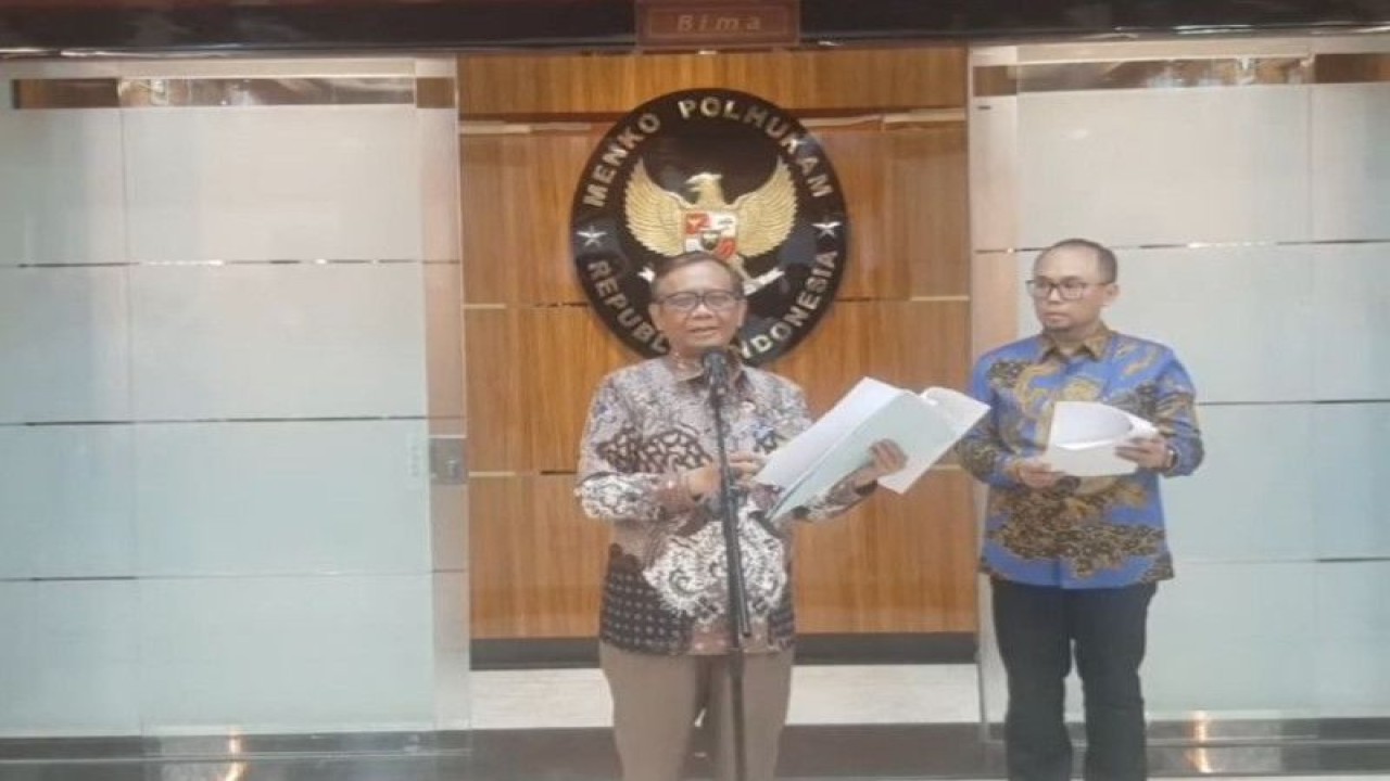 Tangkapan layar - Menteri Koordinator Bidang Politik, Hukum, dan Keamanan (Menkopolhukam) sekaligus Ketua Komite Koordinasi Nasional Pencegahan dan Pemberantasan Tindak Pidana Pencucian Uang (KNPP TPPU), Mahfud MD (kiri), menyampaikan keterangan dalam jumpa pers terkait pembentukan Satuan Tugas TPPU di Kantor Kemenkopolhukam, Jakarta, Rabu (3/5/2023). (ANTARA/Gilang Galiartha)