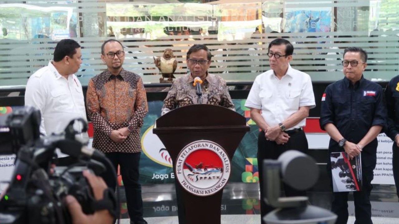 Ketua Komite Koordinasi Nasional Pencegahan dan Pemberantasan TPPU Mahfud MD (tengah) menggelar konferensi pers terkait pembentukan tim gabungan penyidikan tindak pidana pencucian uang atau TPPU antara Kementerian LHK dengan PPATK di Kantor Pusat PPATK, Jakarta, Senin (15/5/2023). (FOTO ANTARA/Sugiharto Purnama)