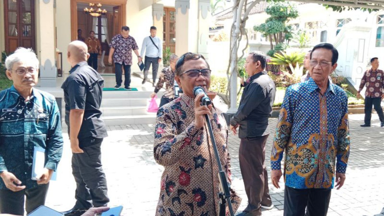 Menkopolhukam Mahfud MD didampingi Gubernur DIY Sri Sultan Hamengku Buwono X usai menghadiri Rapat Koordinasi Pengendalian (Rakordal) Pembangunan Daerah DIY Triwulan I Tahun Anggaran 2023 di Gedhong Pracimasana, Kompleks Kepatihan, Yogyakarta, Selasa (16/5/2023) (ANTARA/Luqman Hakim)