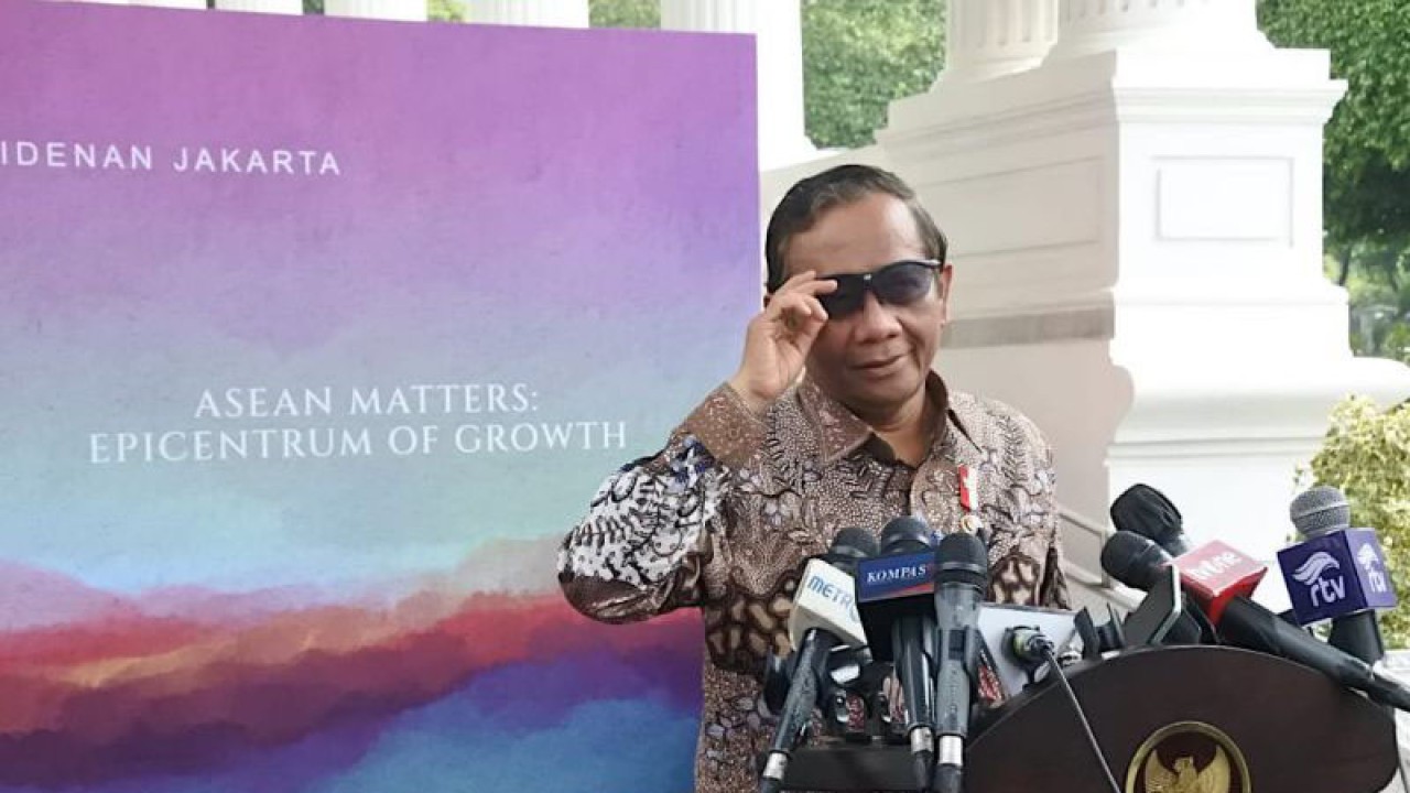 Menkopolhukam sekaligus Plt. Menkominfo Mahfud MD memberikan keterangan setelah bertemu Presiden Joko Widodo di Kompleks Istana Kepresidenan, Jakarta, Senin (22/5/2023). (ANTARA/Indra Arief Pribadi)