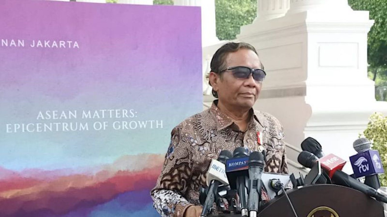 Menkopolhukam sekaligus Plt. Menkominfo Mahfud MD memberikan keterangan setelah bertemu Presiden Joko Widodo di Kompleks Istana Kepresidenan, Jakarta, Senin (22/5/2023). (ANTARA/Indra Arief Pribadi)