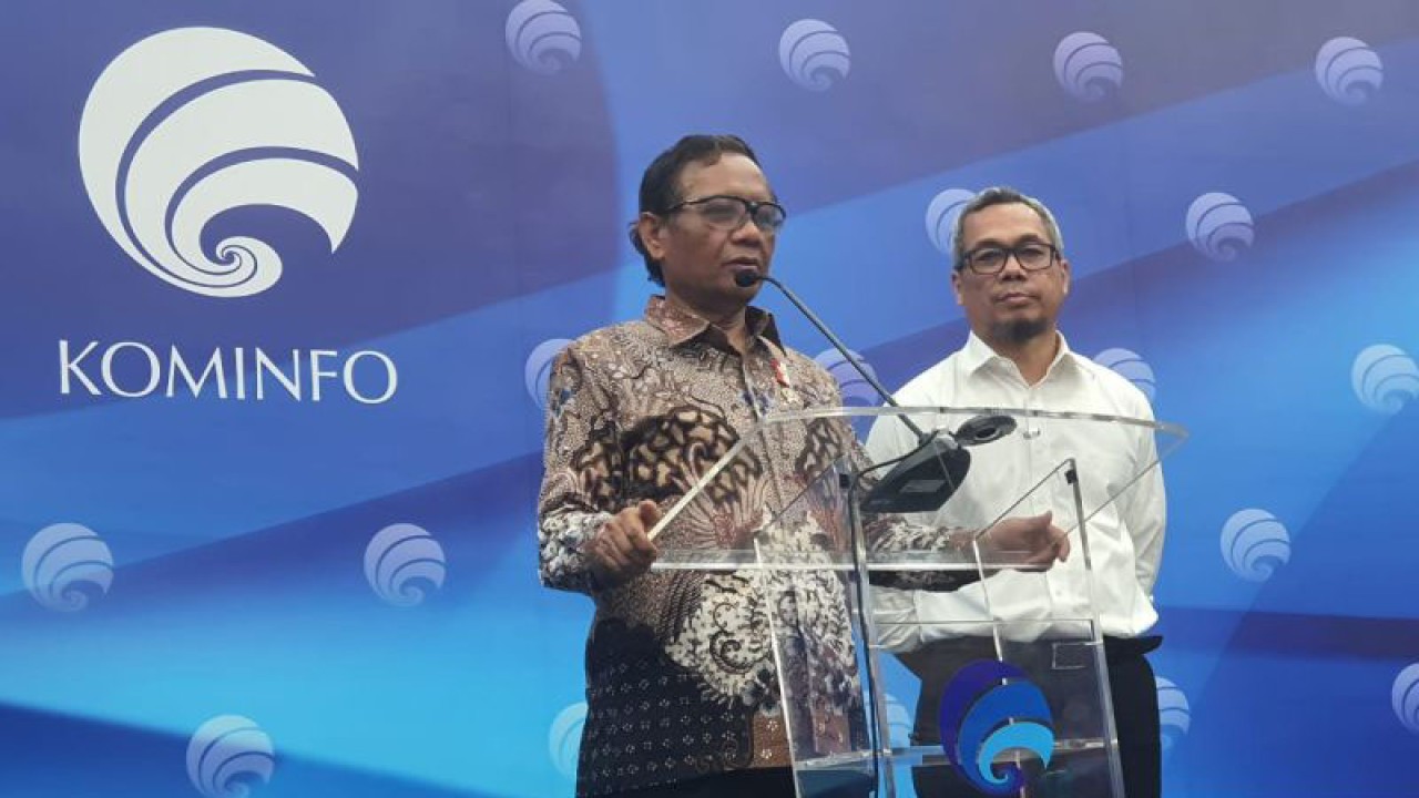 Plt. Menteri Komunikasi dan Informatika (Menkominfo) Mahfud MD didampingi oleh Direktur Jendral Informasi dan Komunikasi Publik (IKP) Kemenkominfo Usman Kansong di Media Center Kemenkominfo, Jakarta Pusat, Senin (22/5/2023). (ANTARA/Livia Kristianti)