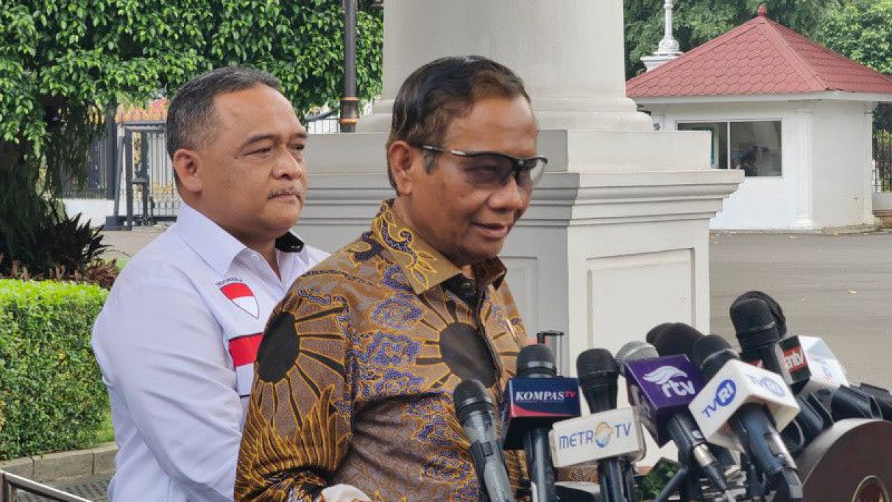 Menteri Koordinator Bidang Politik, Hukum, dan Keamanan Mahfud MD menyampaikan keterangan di lingkungan Istana Kepresidenan Jakarta, Selasa, seusai mengikuti rapat internal terkait pemberantasan tindak pidana perdagangan orang yang dipimpin Presiden RI Joko Widodo. (ANTARA/Gilang Galiartha)