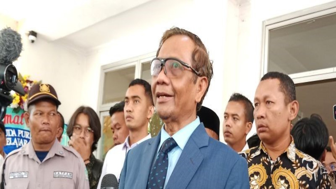 Menteri Koordinator Bidang Politik, Hukum, dan Keamanan (Menkopolhukam) Mahfud MD memberikan keterangan kepada awak media di Kampus Universitas Islam Negeri (UIN) Sunan Kalijaga, Yogyakarta, Kamis (4/5/2023). ANTARA/Luqman Hakim