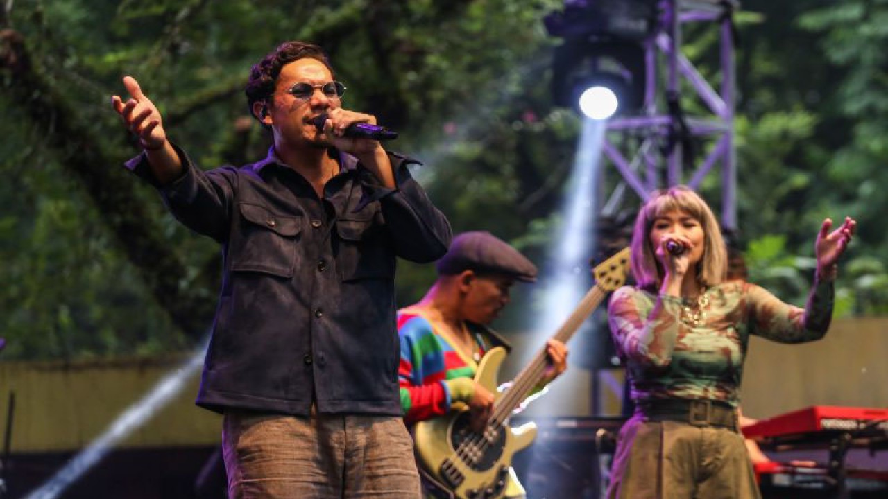 Grup musik Maliq & DÄôEssentials beraksi menyanyikan lagu pada acara Jazz Goes To Campus ke-45 tahun di Universitas Indonesia, Depok, Jawa Barat, Minggu (13/11/2022). . ANTARA FOTO/Asprilla Dwi Adha/nz (ANTARA FOTO/ASPRILLA DWI ADHA)