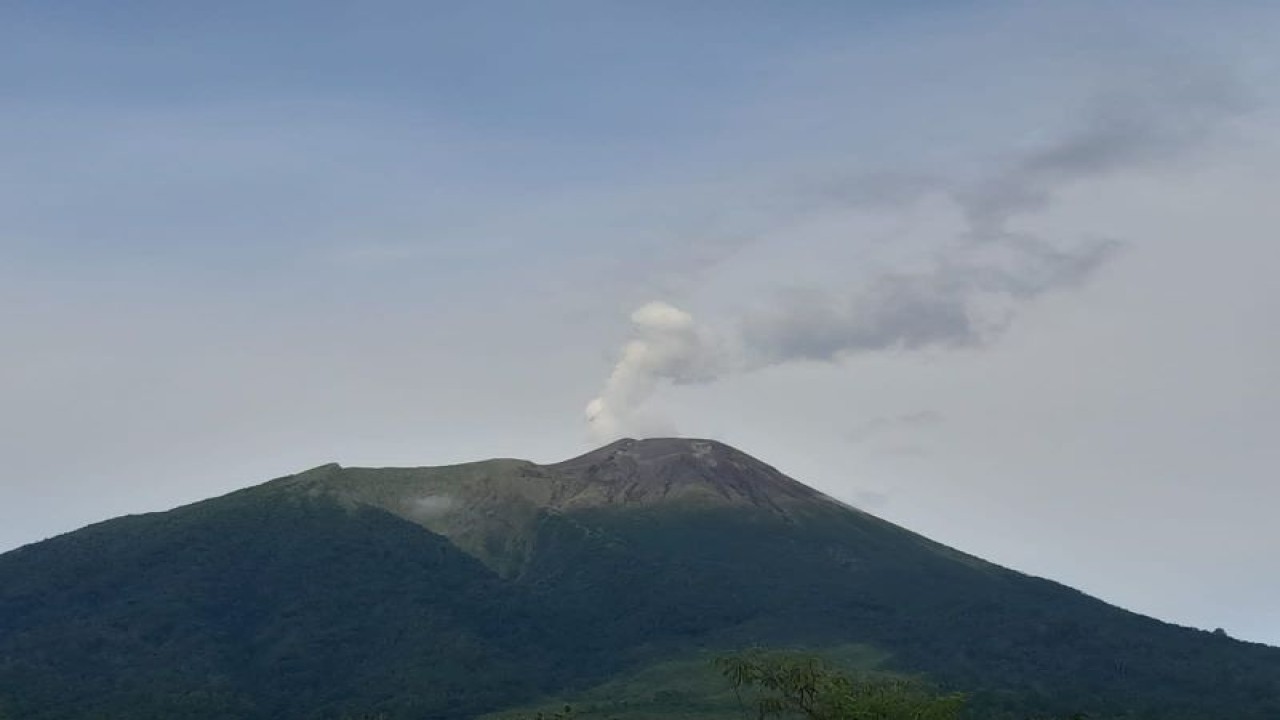 Gunung Api Gamalama Kota Ternate, Maluku Utara (Malut), mengeluarkan asap putih setinggi 200 meter,  sehingga menarik  perhatian masyarakat setempat, karena menduga adanya peningkatan aktivitas vulkanik di gunung setinggi 1.715 meter dari permukaan laut itu (ANTARA/Abdul Fatah)