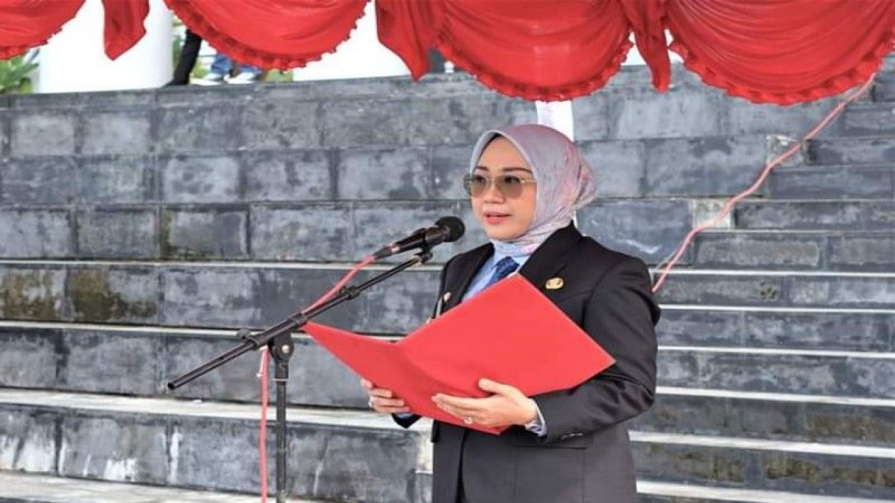 Bupati Kabupaten Mamuju, Sutinah Suhardi, menyerahkan surat keputusan pengangkatan sebanyak 1300 tenaga guru pegawai pemerintah dengan perjanjian kerja (PPPK) di Mamuju, Rabu (03/5/2023) ANTARA Foto/M Faisal Hanapi