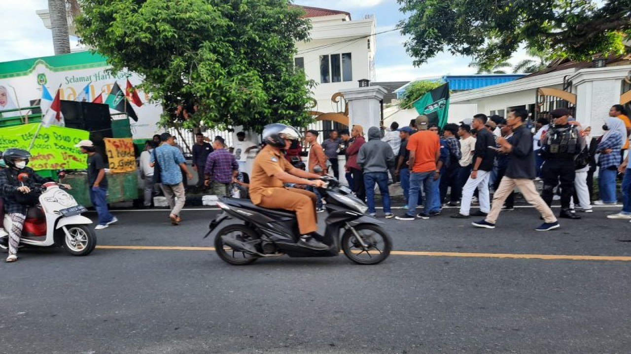 Sejumlah tenaga kesehatan menggelar aksinya di depan Rumah Sakit Umum (RSU) Chasan Boesoerie (CB) Ternate, Selasa (9/5/2023). ANTARA/Abdul Fatah (Abdul Fatah)
