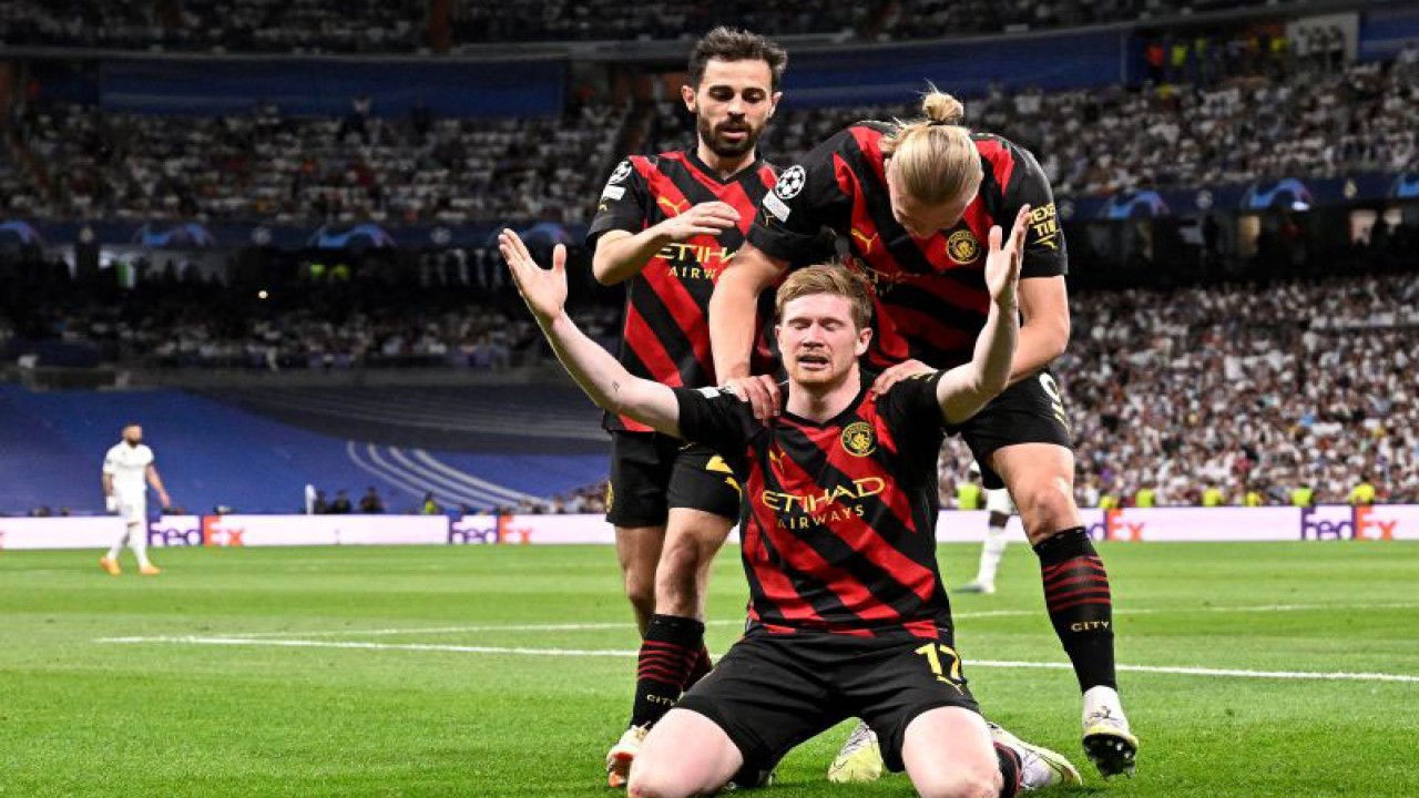 Kevin De Bruyne merayakan gol penyeimbang u​​​​​​​ntuk Manchester City yang dicetaknya ke gawang Real Madrid dalam pertandingan leg pertama semifinal Liga Champions di Santiago Bernabeu pada 10 Mei 2023. ANTARA/AFP/JAVIER SORIANO