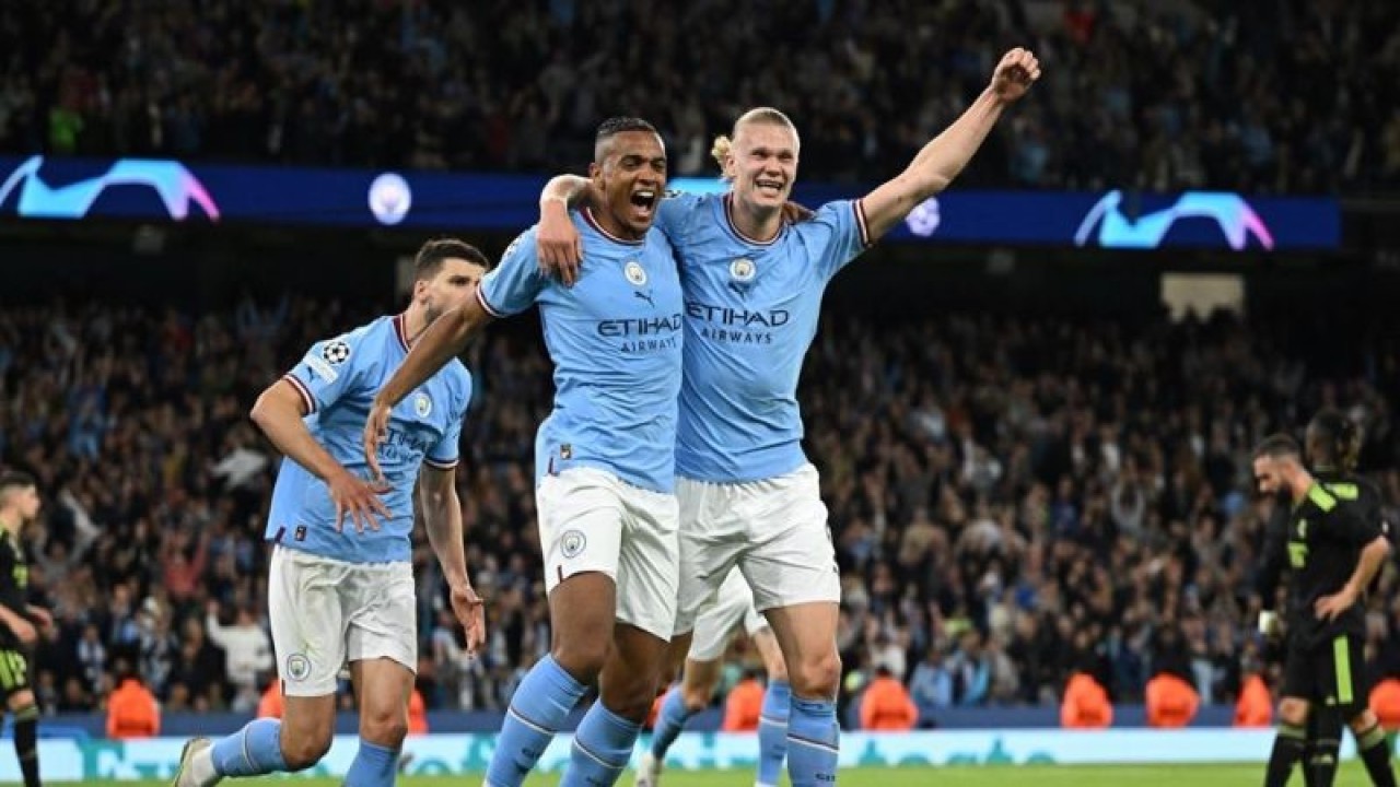 Selebrasi para pemain Manchester City setelah gol bunuh diri Eder Militao dalam pertandingan leg kedua semifinal Liga Champions di Etihad Stadium pada 18 Mei 2023. Manchester City berhasil melangkah ke final Liga Champions 2022/23 setelah menang agregat 5-1 atas juara bertahan Real Madrid. ANTARA/AFP/Oli SCARFF
