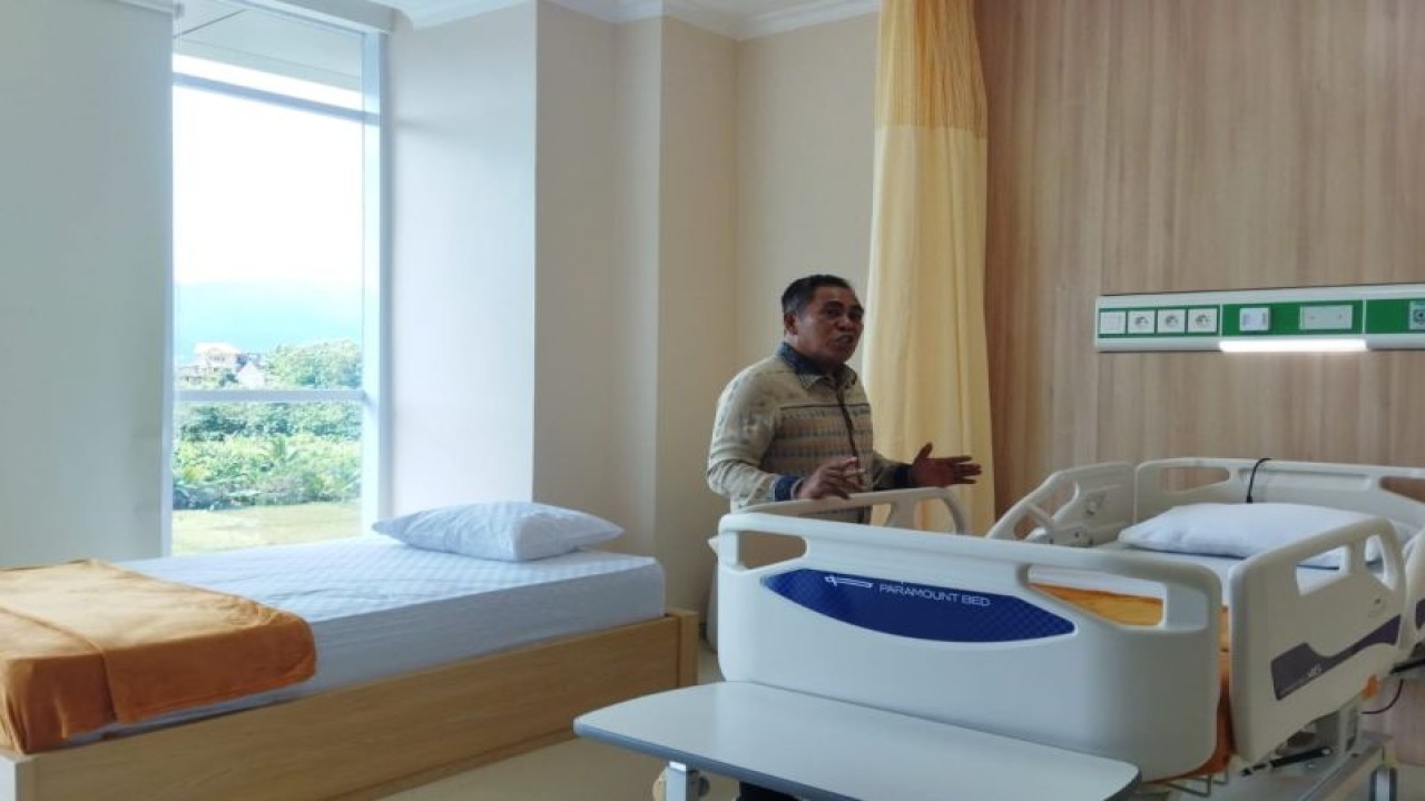 Bupati Manggarai Barat Edistasius Endi melihat kesiapan kamar VVIP di RSUD Komodo Labuan Bajo, NTT bagi para delegasi ASEAN Summit, Senin (8/5/2023). (ANTARA/Fransiska Mariana Nuka)