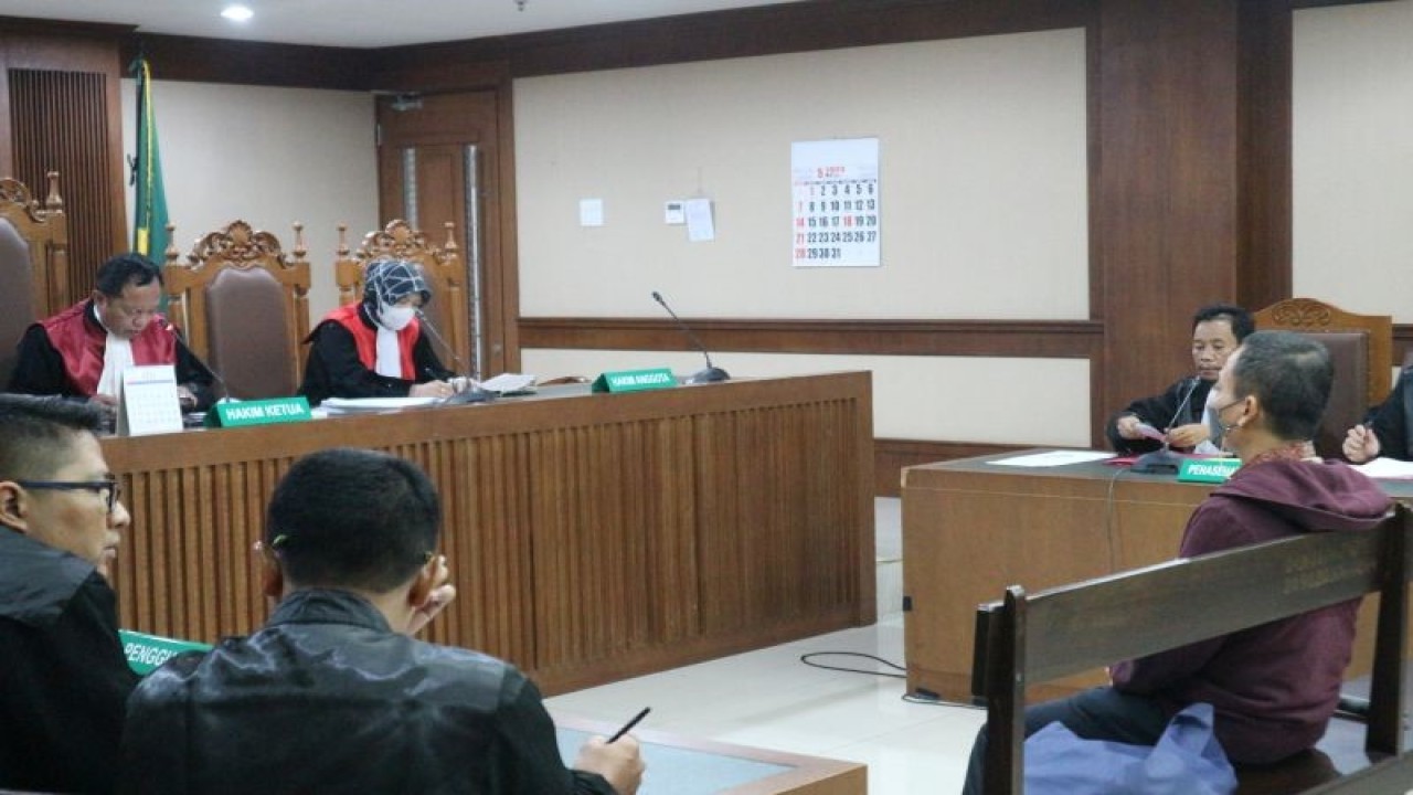 Mantan General Manager Unit Bisnis Pemurnian dan Pengolahan Logam Mulia PT Antam (Persero) Tbk periode 2013-2017 Dody Martimbang menjalani sidang dakwaan di Pengadilan Tipikor Jakarta, Rabu (31/5/2023). ANTARA/Desca Lidya Natalia.