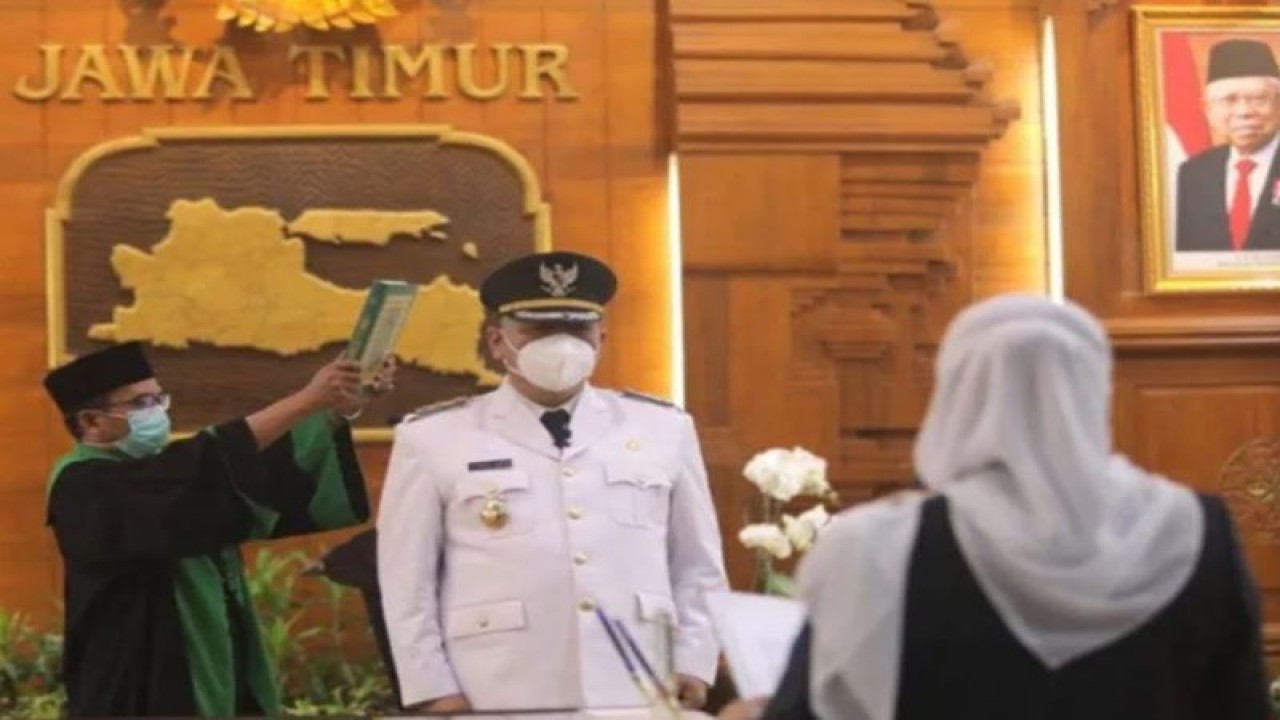 Arsip - Whisnu Sakti Buana melakukan sumpah jabatan sebagai Wali Kota Surabaya sisa masa jabatan 2016-2021 di Gedung Negara Grahadi di Surabaya, Kamis (11/02/2021). (ANTARA/HO-Biro Adpim Jatim)