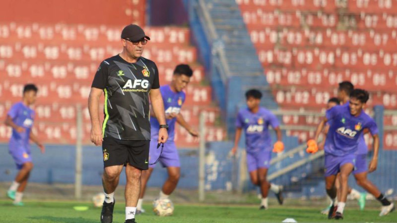 Pelatih baru Persik Kediri Marcelo Rospide memberikan arahan kepada pemain saat memimpin latihan perdananya di Stadion Brawijaya, Kota Kediri, Jawa Timur, Selasa (23/5/2023). Manajemen Persik Kediri resmi menunjuk pelatih asal Brasil tersebut menggantikan Divaldo Alves dalam kompetisi Liga 1 2023/2024. ANTARA FOTO/Prasetia Fauzani/aww.