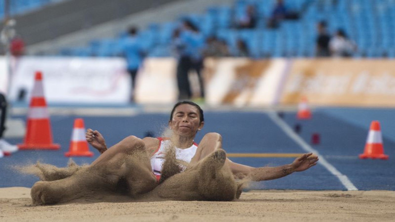 Atlet Indonesia Maria Natalia Londa mendarat usai melompat dalam nomor lompat jangkit putri SEA Games 2023 di Stadion Morodok Techno National Stadium, Phnom Penh, Kamboja, Senin (8/5/2023). ANTARA FOTO/M Agung Rajasa/tom.