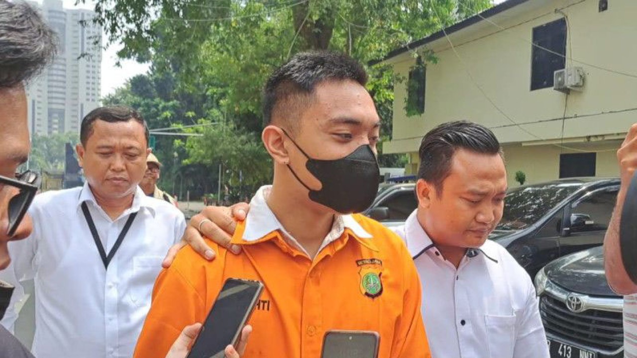 Mario Dandy Satriyo (menggunakan baju tahanan) saat digiring ke tempat pemeriksaan di Ruang Pelayanan Khusus (RPK) Polda Metro Jaya, Senin (22/5/2023). ANTARA/Ilham Kausar