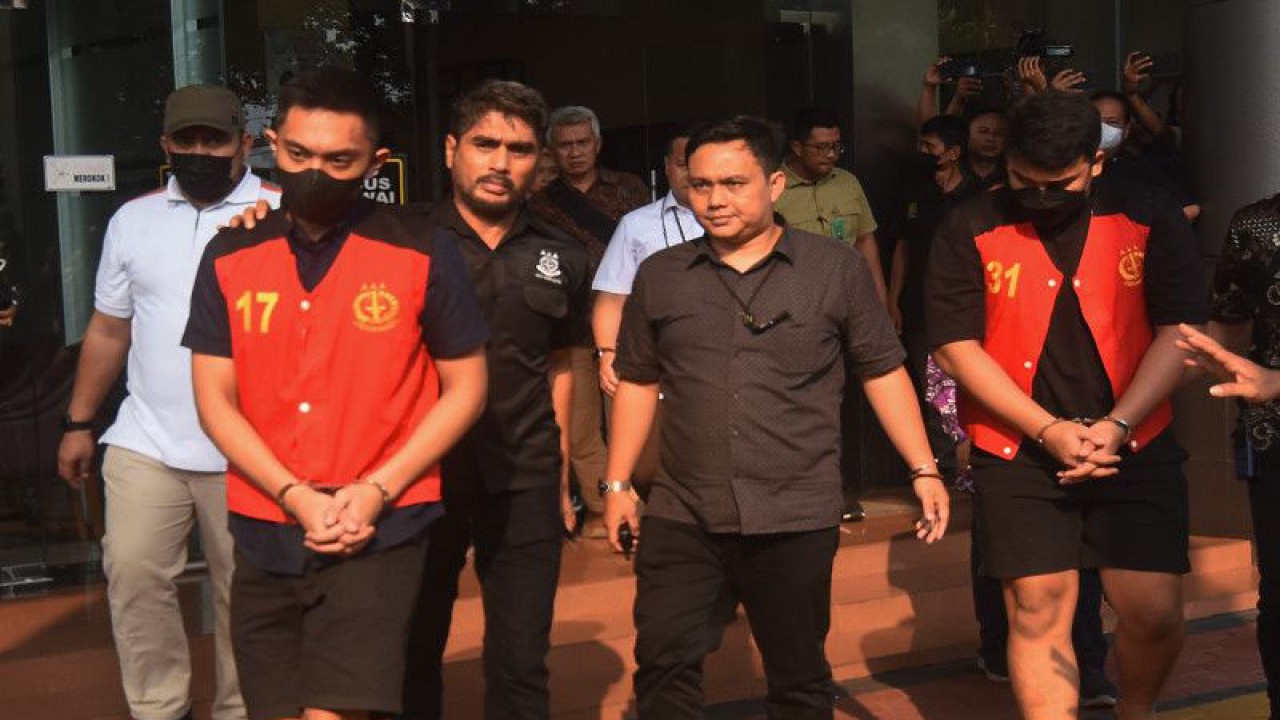 Tersangka kasus penganiayaan terhadap David Ozora, Mario Dandy Satriyo (kedua kiri) dan Shane Lukas (kanan) berjalan menuju mobil tahanan saat pelimpahan tahap II tersangka dan barang bukti di Kejaksaan Negeri Jakarta Selatan, Jumat (26/5/2023). Ditreskrimum Polda Metro Jaya melimpahkan kedua tersangka Mario Dandy Satriyo dan Shane Lukas berikut barang bukti ke Kejaksaan Negeri Jakarta Selatan dan selanjutnya ditahan di Rutan Kelas I Cipinang. ANTARA FOTO/Indrianto Eko Suwarso/tom.
