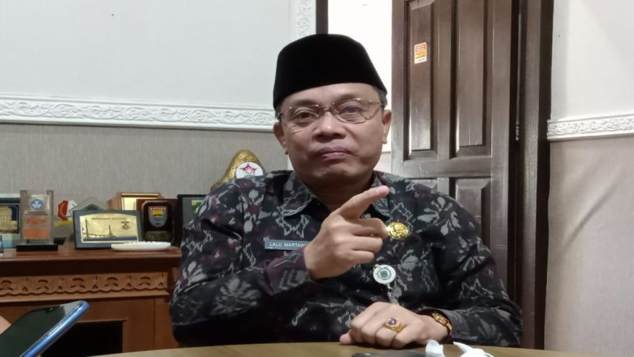Asisten I Bidang Administrasi Pemerintahan dan Kesejahteraan Rakyat Setda Kota Mataram Lalu Martawang. (ANTARA/Nirkomala)