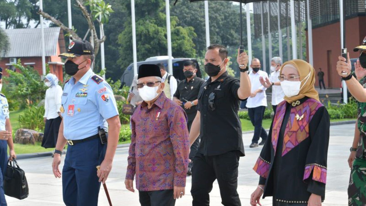 Wapres Ma'ruf Amin dan Ibu Wury Ma'ruf Amin berangkat menuju provinsi Bali dari Bandara Internasional Halim Perdanakusuma Jakarta pada Senin (22/05/2023). ANTARA/BPMI Setwapres