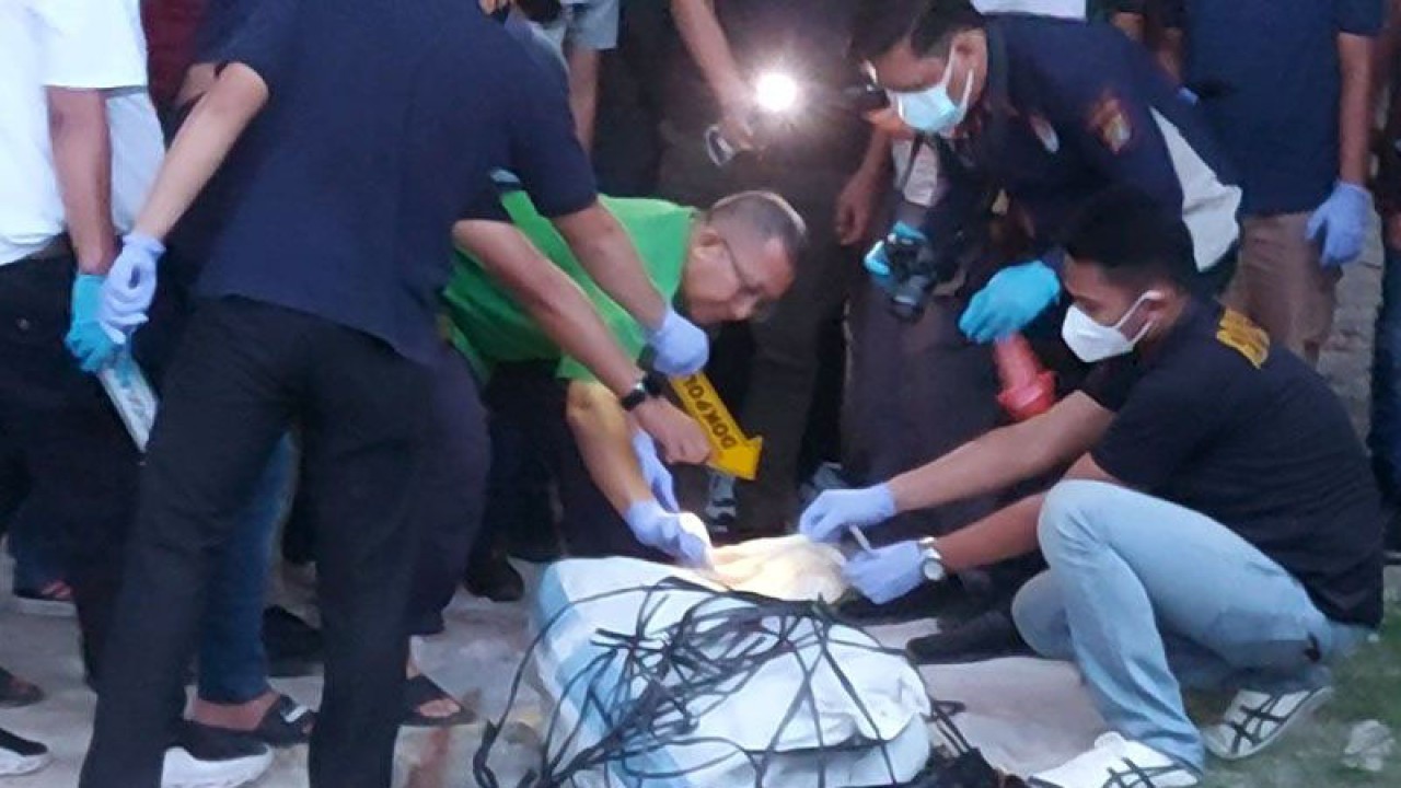 Kepala Bidang Kedokteran Kesehatan Polda Metro Jaya Kombes Pol dr Hery Wijatmoko (mengenakan kaus hijau) memeriksa bagian bawah mayat di dalam karung yang ditemukan warga di kolong Tol Cibitung-Cilincing, Jakarta Utara, Sabtu (27/5/2023). ANTARA/Abdu Faisal/aa.
