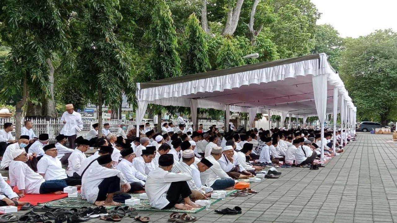 Jamaah calon haji menghadiri pembukaan bimbingan manasik haji di halaman Kantor Wali Kota Mataram, Selasa (9/5/2023). (ANTARA/Nirkomala)