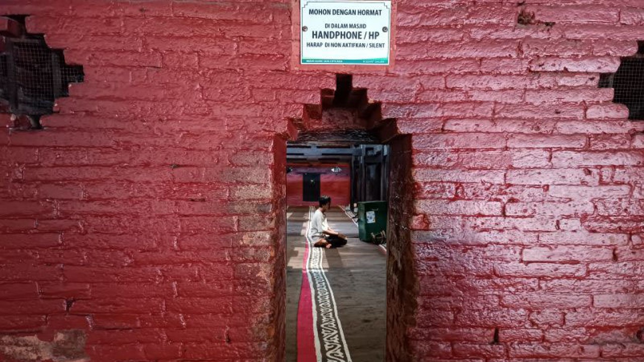 Wisatawan saat berwisata religi di Masjid Agung Sang Cipta Rasa Kota Cirebon, Jawa Barat. (ANTARA/Khaerul Izan)
