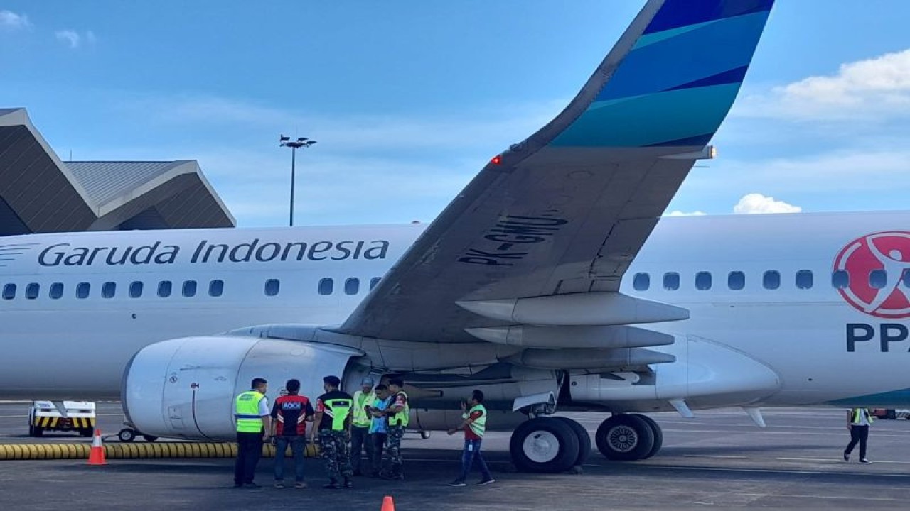 Maskapai Garuda penerbangan Manado-Jakarta mendarat kembali di Bandara Samrat, Rabu (31/5/2023). ANTARA/Nancy L Tigauw