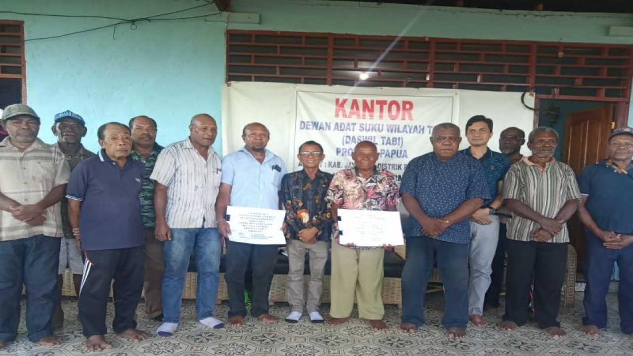 Masyarakat adat Nechiebe bersama Kepala Dinas Kelautan dan Perikanan Kabuaten Jayapura Rudy Saragih (ANTARA/Agustina Estevani Janggo)