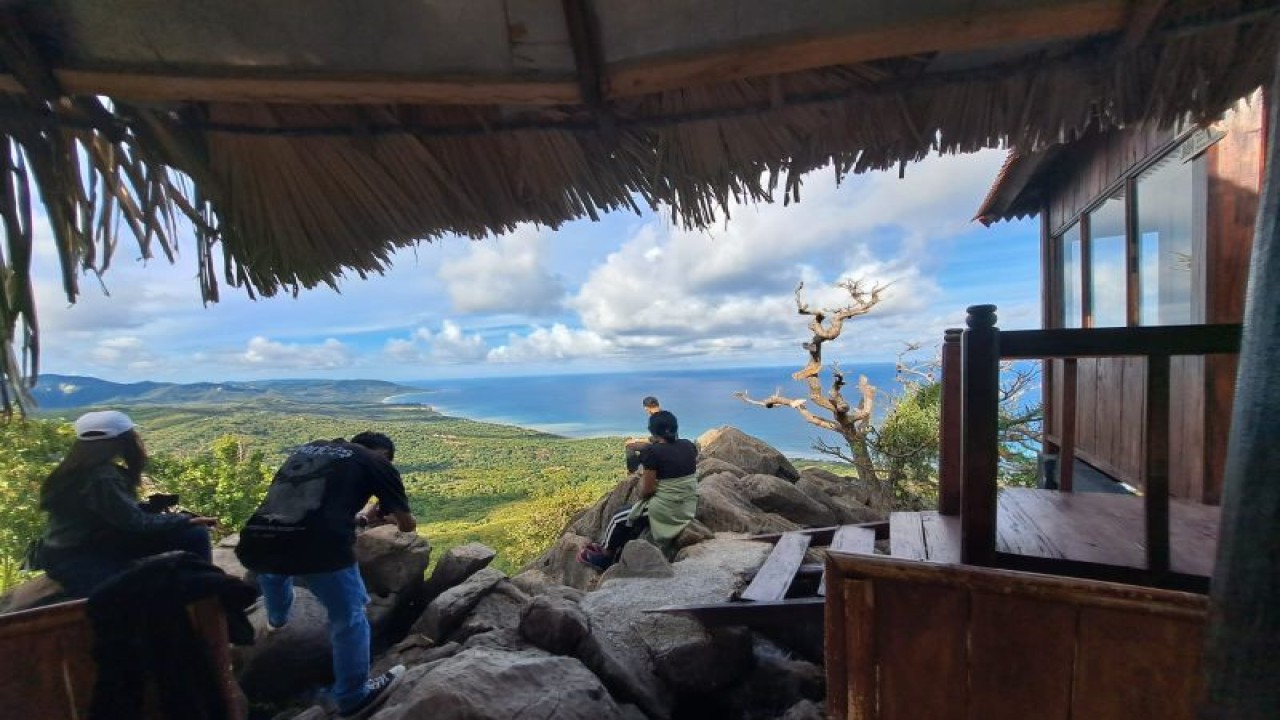 Kawasan wisata bukit Fatu Braun di Kecamatan Amarasi Selatan Kabupaten Kupang Provinsi Nusa Tenggara Timur telah ditetapkan sebagai kawasan wisata unggulan. (ANTARA/HO-Prokompim setda Kabupaten Kupang)