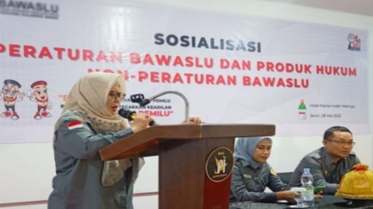 Bawaslu Sulbar j menggelar kegiatan sosialisasi peraturan Bawaslu dan produk hukum non peraturan Bawaslu, sebagai langkah mitigasi dan memperkuat pengawasan agar tidak terjadi pelanggaran pemilu di Mamuju, Selasa (09/5/2023) ANTARA/ M Faisal Hanapi .