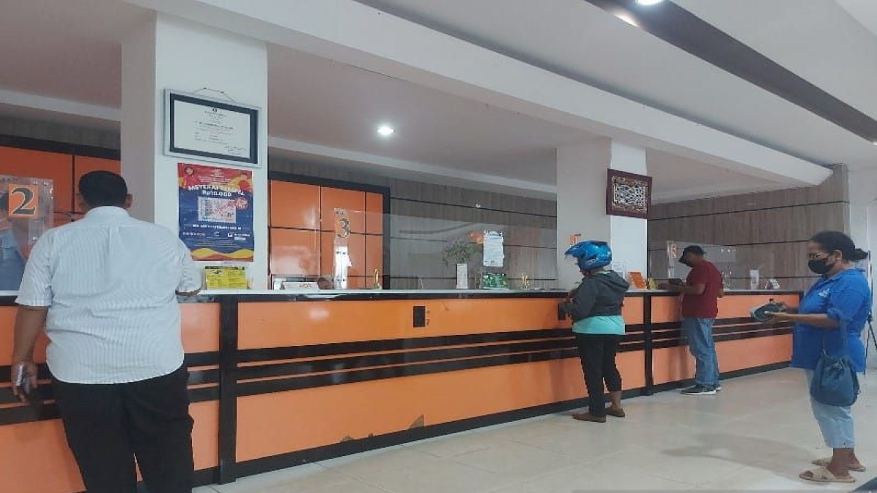 Masyarakat yang melakukan pelayanan di Kantor Pos Jayapura. ANTARA/Qadri Pratiwi