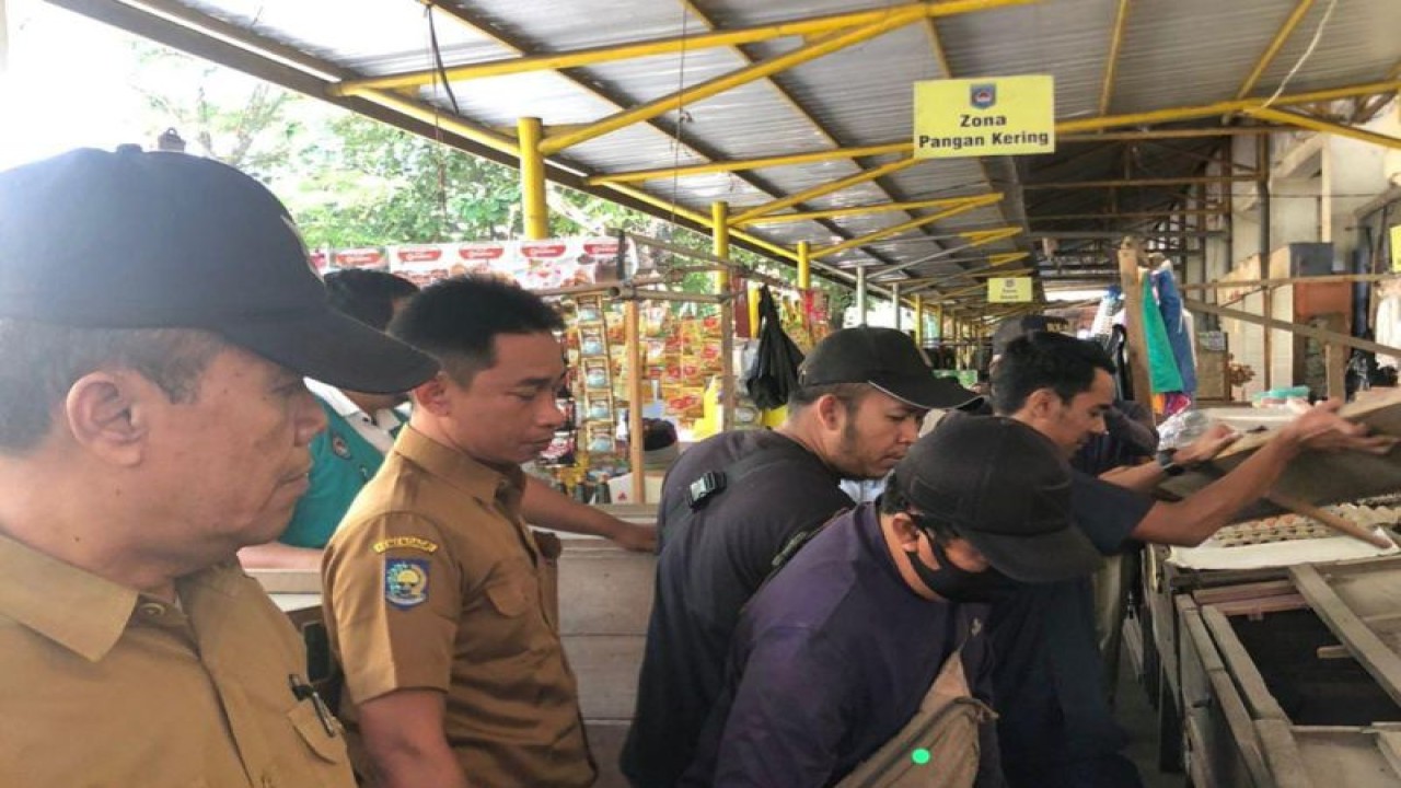 Petugas dari Dinas Perdagangan (Disdag) Kota Mataram, Provinsi Nusa Tenggara Barat, melakukan pembongkaran terhadap gerobak pedagang di Pasar Dasan Agung, karena dinilai sudah tidak beroperasi, Senin (22/ 5/2023). (ANTARA/HO-Disdag).