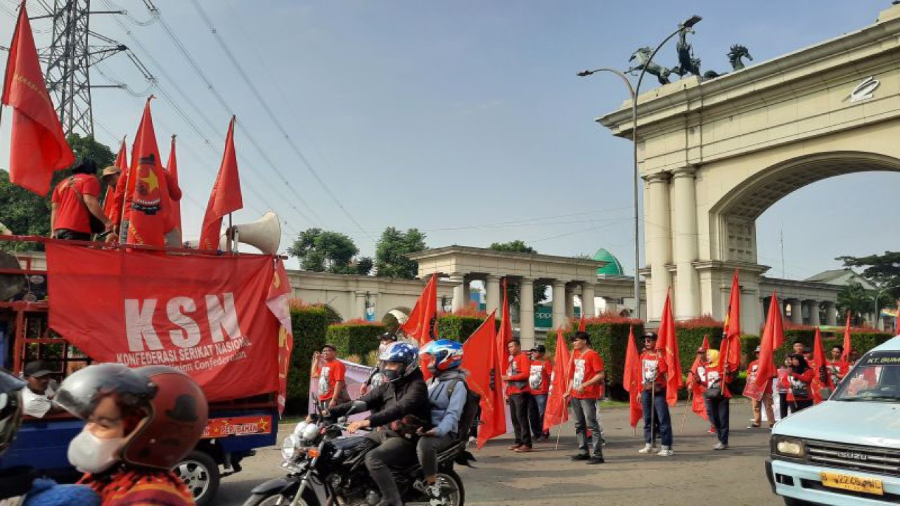 Sejumlah buruh/pekerja di Kabupaten Tangerang melakukan aksi long march untuk menuju ke Jakarta peringati May Day. (Azmi Samsul Maarif)