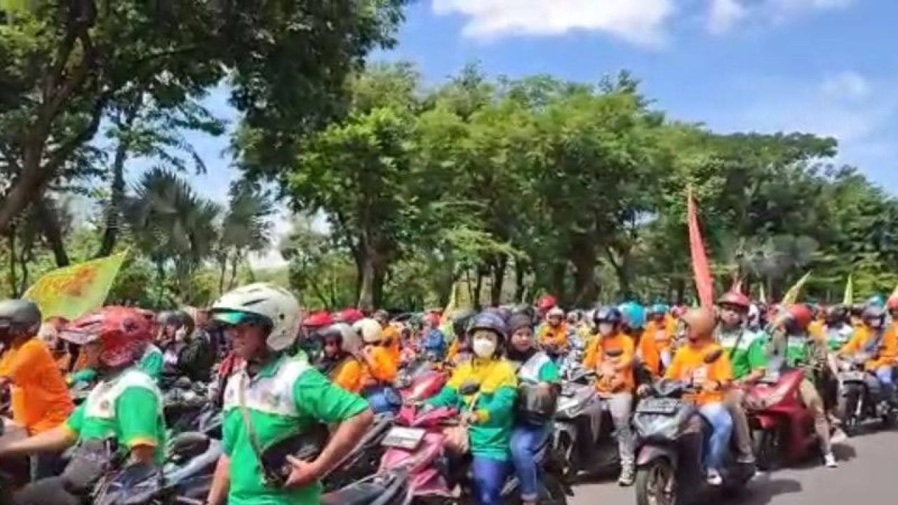 Ribuan buruh berkumpul di depan Mal City of Tomorrow bersiap menuju kantor Gubernur Jawa Timur untuk menggelar aksi memperingati Hari Buruh Internasional, Senin (1/5/2023). (ANTARA/Willi Irawan)