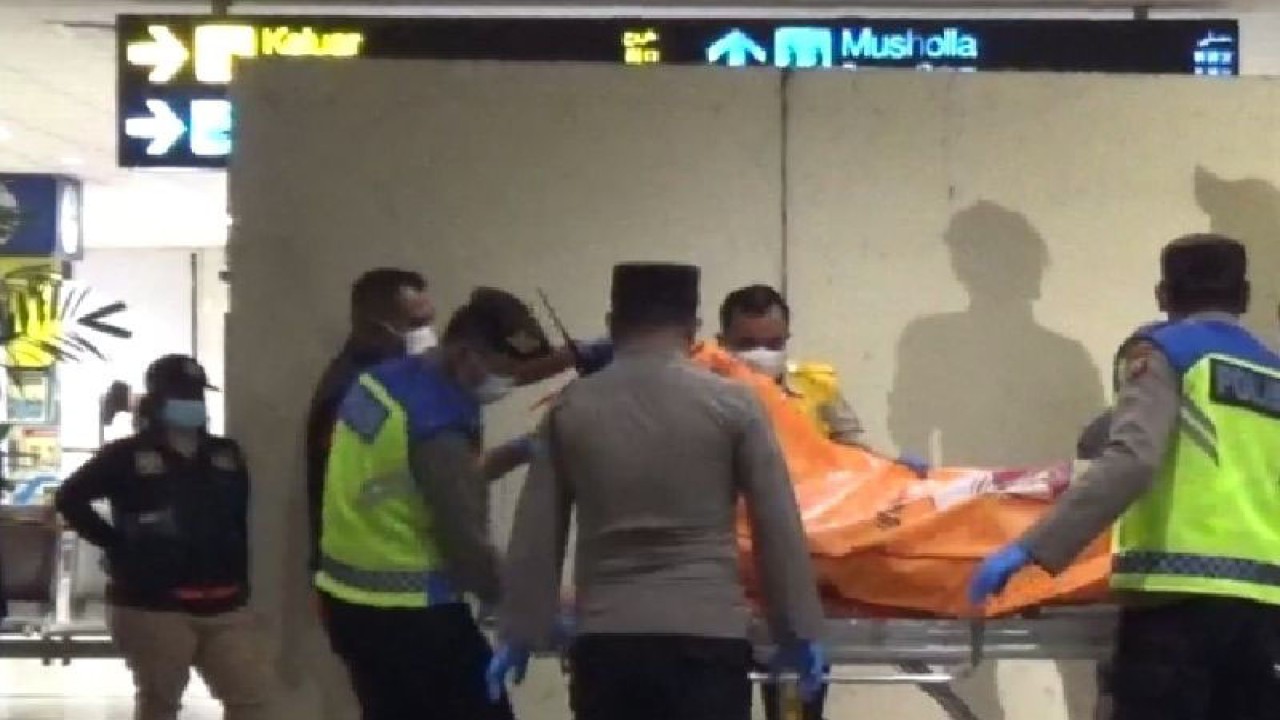 Arsip Foto - Mayat perempuan yang ditemukan di dasar lift Bandara Kualanmu dievakuasi. (ANTARA/Rahmad Hidayat)