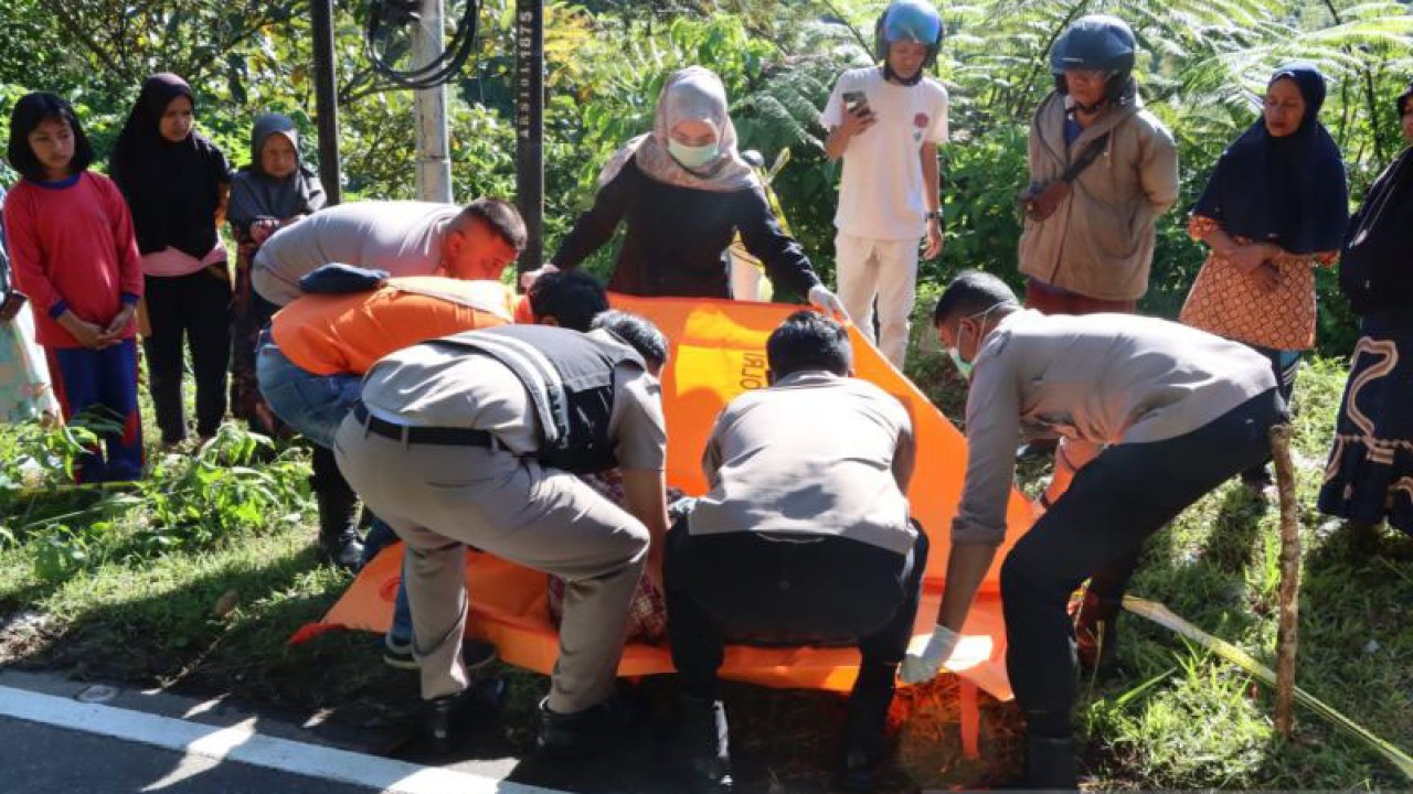 Tim mengevakuasi penemuan sosok mayat di Jorong Lubuk Selasih, Nagari Batang Barus, Kecamatan Gunung Talang, Kabupaten Solok, Sumatera Barat ANTARA/HO-Humas Polres Solok)