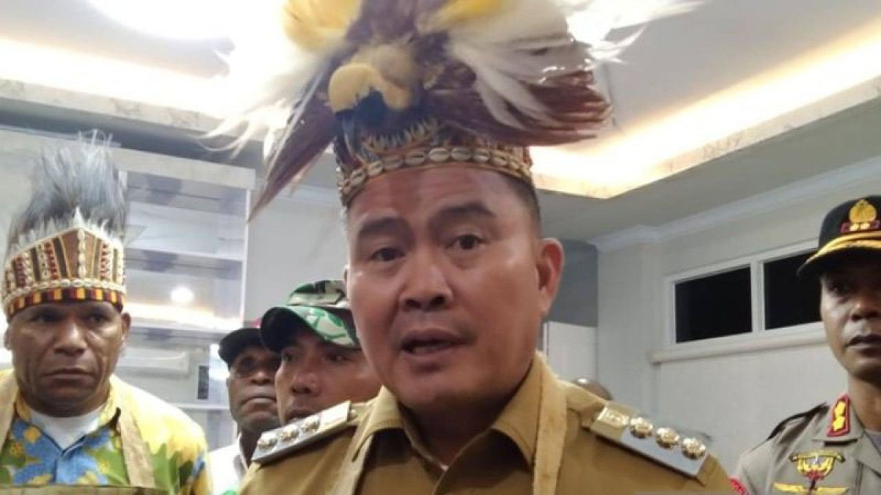 Penjabat Bupati Maybrat Bernhard E. Rondonuwu (ANTARA/Yuvensius Lasa Banafanu)