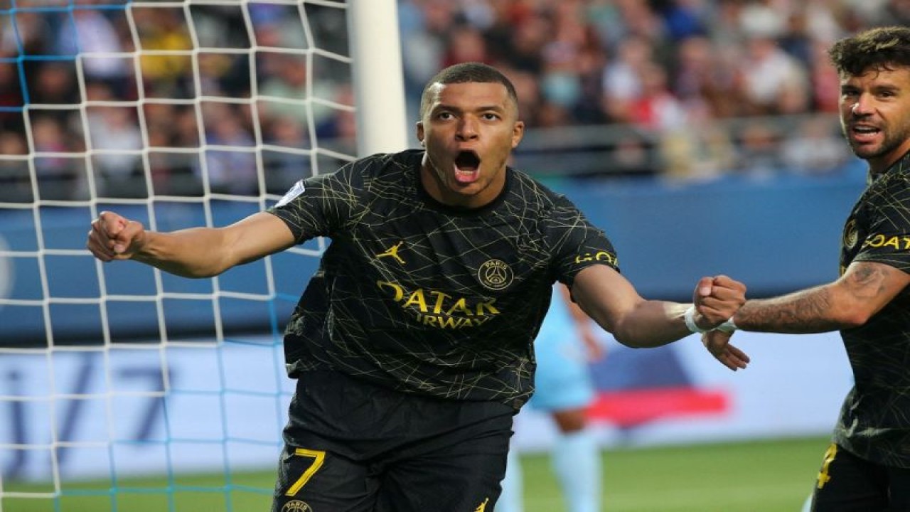 Pemain depan Paris Saint-Germain Kylian Mbappe melakukan selebrasi setelah mencetak gol dalam pertandingan melawan ES Troyes AC 7 Mei2023. (ANTARA/AFP/FRANCOIS NASCIMBENI)
